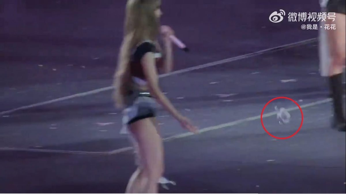 视频 | 粉丝往台上抛送Labubu Lisa帅气丢下台反获赞