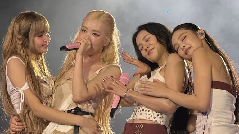 视频 | 粉丝往台上抛送Labubu Lisa帅气丢下台反获赞