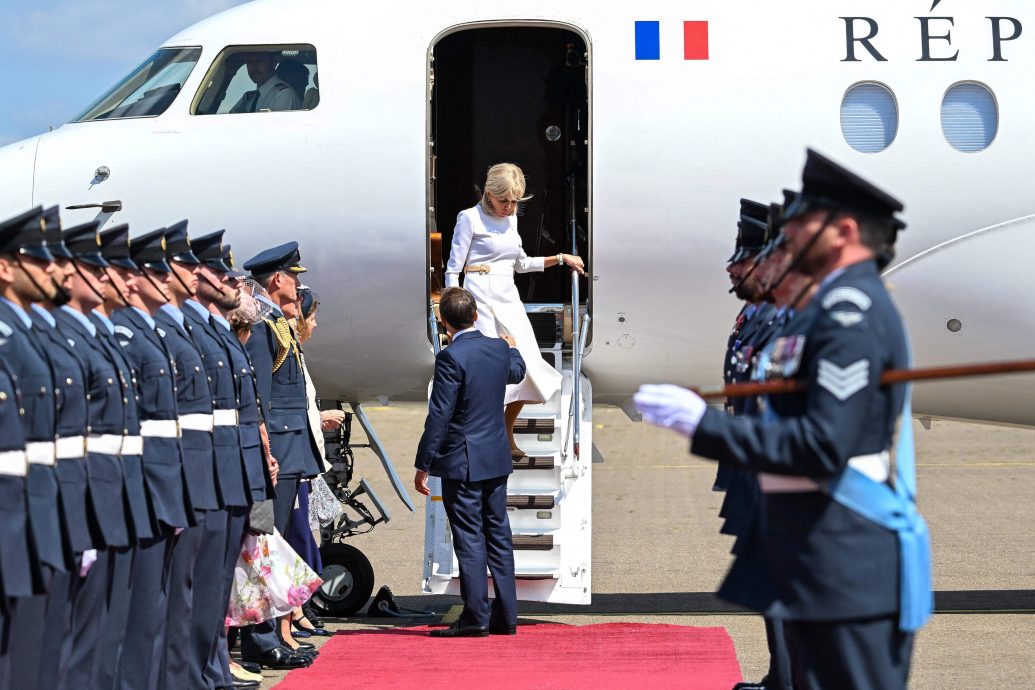 视频| 马克龙又遭妻子无视？伸手欲扶她下机 悬空7秒后默默收回