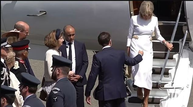 视频| 马克龙又遭妻子无视？伸手欲扶她下机 悬空7秒后默默收回