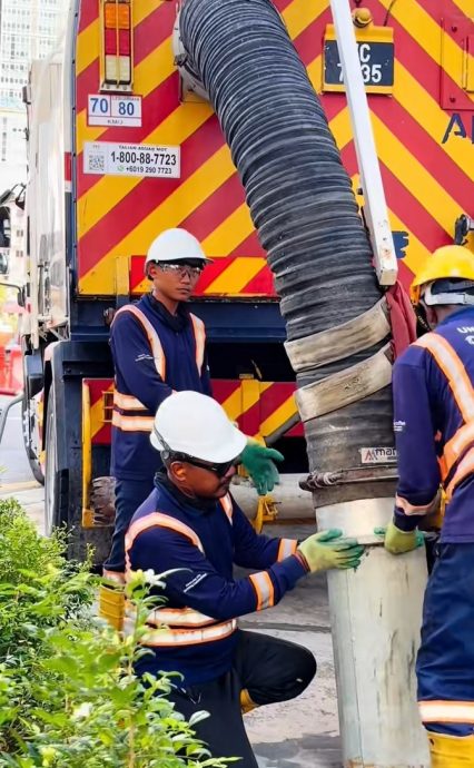 视频|19岁男生加入排污行列 开沟盖爬暗沟清理废弃物