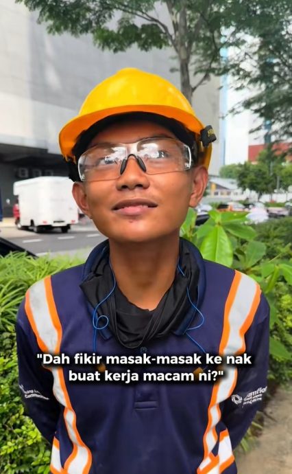 视频|19岁男生加入排污行列 开沟盖爬暗沟清理废弃物