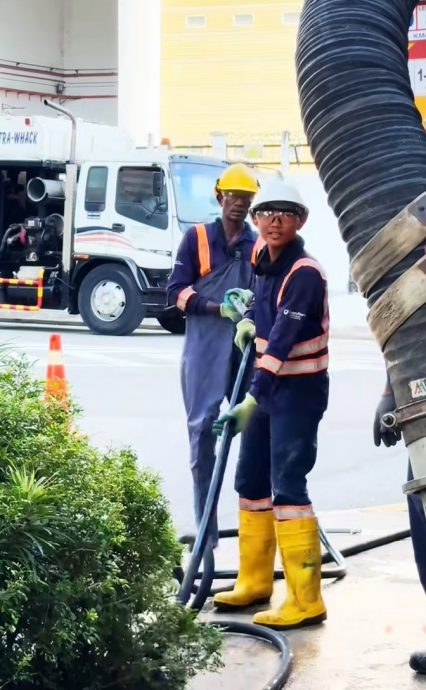 视频|19岁男生加入排污行列 开沟盖爬暗沟清理废弃物