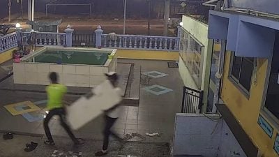 视频 | 干案过程全被拍   4男偷清真寺饮水机