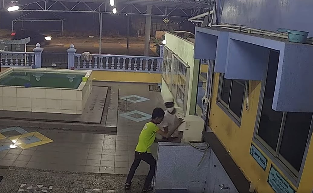 视频|2男清真寺偷饮水机 另2人开车接应载走