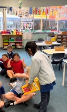 视频|3姐妹告别悉尼返马 临行送同学礼物道感谢