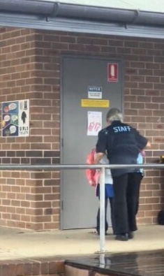 视频|3姐妹告别悉尼返马 临行送同学礼物道感谢