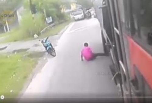 视频|“碰瓷”图敲诈？ 男子伸脚让罗里碾过