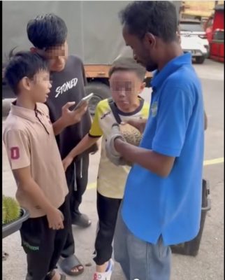 视频|凑了RM15买榴梿遇善心摊主 “钱收着，我请吃猫山王”