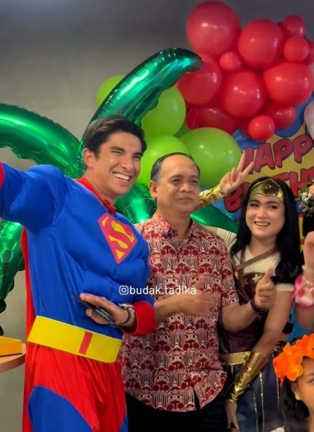 视频|出席贝拉儿女庆生派对 赛沙迪“超人装”赴会引热议