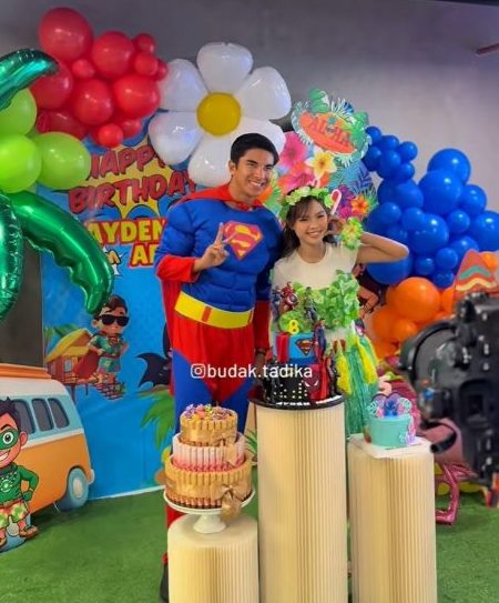 视频|出席贝拉儿女庆生派对 赛沙迪“超人装”赴会引热议