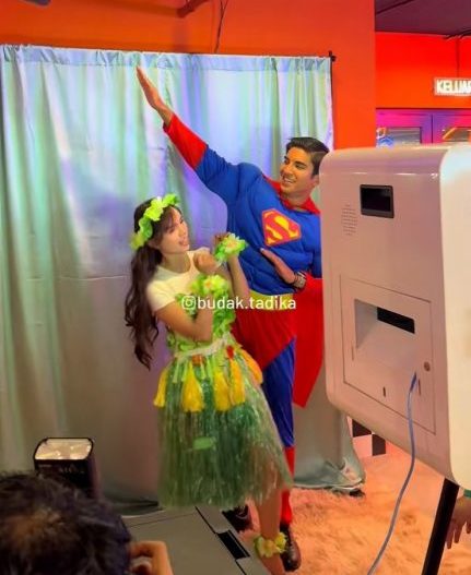 视频|出席贝拉儿女庆生派对 赛沙迪“超人装”赴会引热议