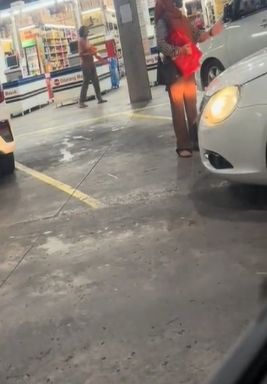 视频|又有妇女人肉霸车位! 戴口罩避免被认出