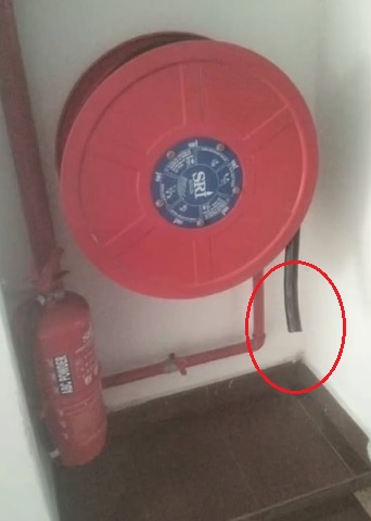 视频|同党引开保安注意 女子剪断公寓消防水喉偷接头