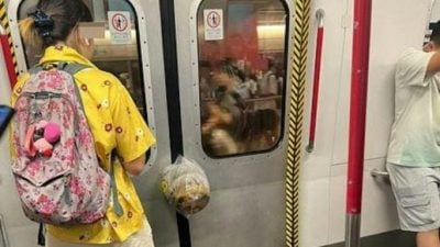 视频 | 大妈赶不及冲进车厢     外卖夹门吊半空惹爆笑