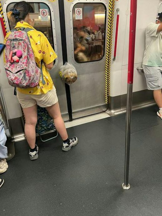视频|大妈赶不及冲进地铁车厢 外卖夹门吊半空乘客爆笑