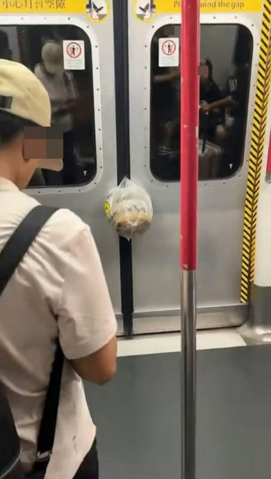 视频|大妈赶不及冲进地铁车厢 外卖夹门吊半空乘客爆笑