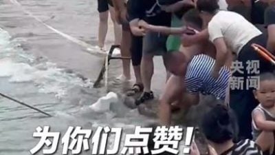 视频 | 嬉戏失足冲入滚水坝桥洞  数游客拼命拉住救出男童