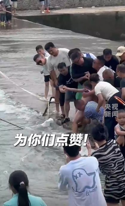 视频|嬉戏失足冲入滚水坝桥洞 数游客拼命拉住救出男童