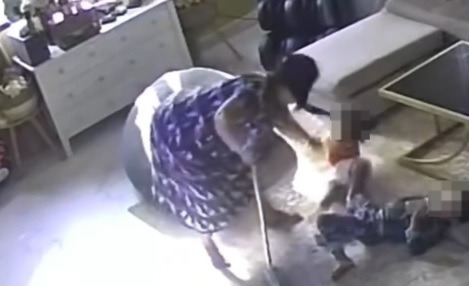 视频|孩子被粗暴喂饭扯头发洗澡 雇主查看监控奔回家怒炒女佣