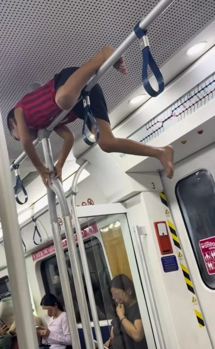 视频|孩童KTM列车爬手扶杆躺卧 全程无大人陪伴令人震惊