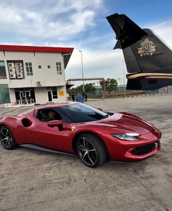 视频|富商儿第一次学车驾法拉利 在停机坪学