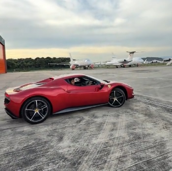 视频|富商儿第一次学车驾法拉利 在停机坪学