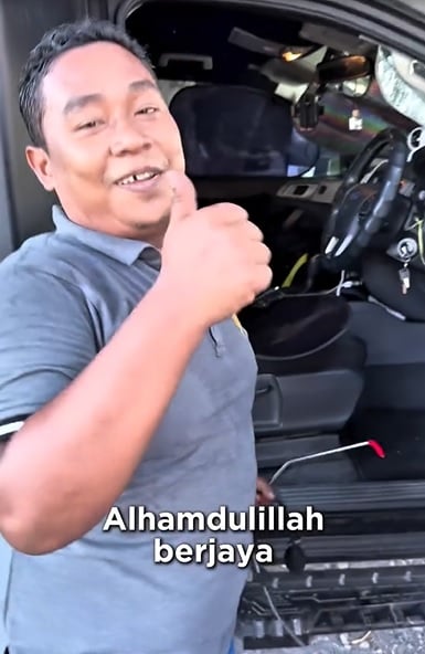 视频|开到满头大汗衣物湿透 锁匠解锁竟不收钱!