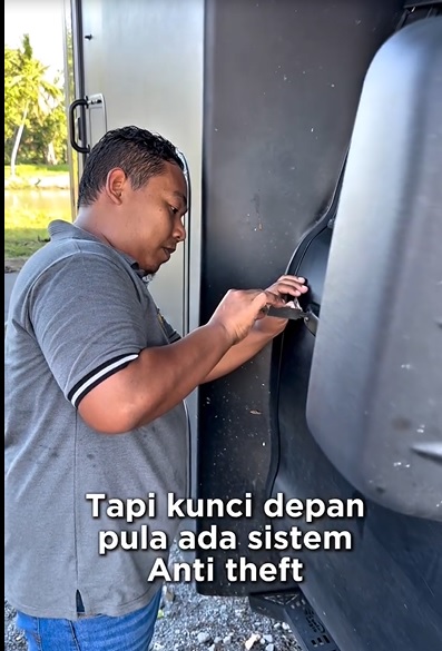 视频|开到满头大汗衣物湿透 锁匠解锁竟不收钱!