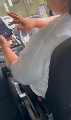 视频|搭电召车睡着被偷拍 司机被抓包称“玩玩而已！”