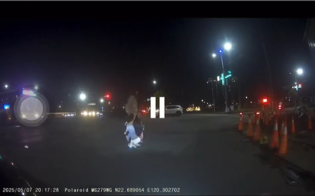 视频|暖势力|母女三人黑暗中过马路好危险 巴士司机暖心喊上车免费载 