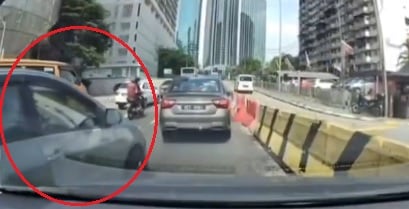 视频|未打讯号灯被鸣笛竟挑衅 司机比中指下秒惨了!