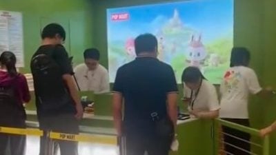 视频|未抽中Labubu当场发飙 男子大声怒吼柜台员工