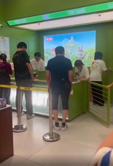 视频|未抽中Labubu当场发飙 男子大声怒吼柜台员工
