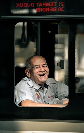 视频|每天工作15小时还笑容满脸 巴士大叔开朗性格令人敬佩