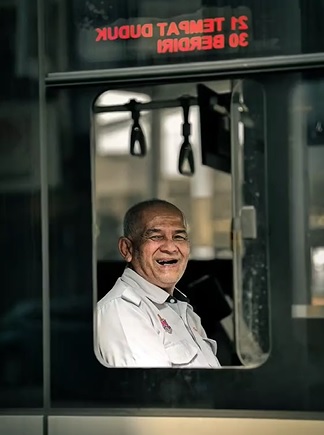 视频|每天工作15小时还笑容满脸 巴士大叔开朗性格令人敬佩