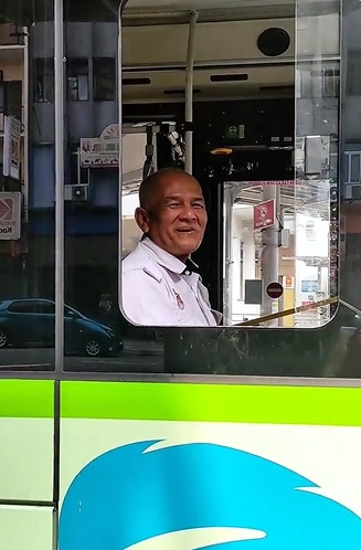 视频|每天工作15小时还笑容满脸 巴士大叔开朗性格令人敬佩