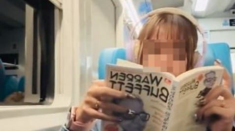 视频 | 火车窗镜遭飞石砸爆 碎片飞溅脸上 女乘客受伤送医