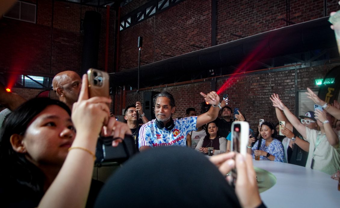 视频|电台首办咖啡狂欢派对 凯里耍帅化身DJ Cage打碟