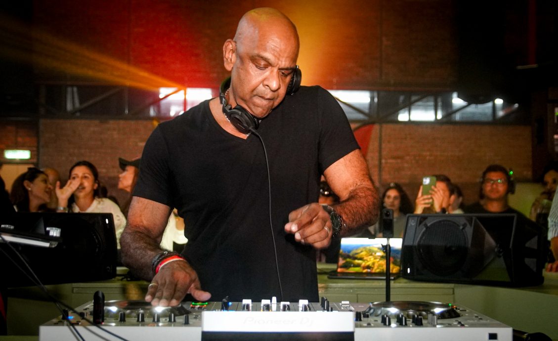 视频|电台首办咖啡狂欢派对 凯里耍帅化身DJ Cage打碟