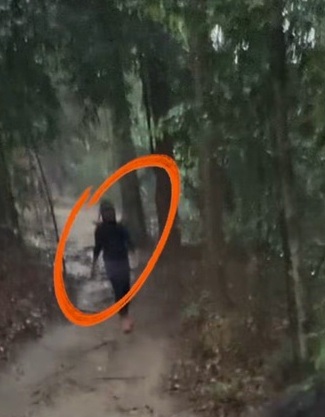 视频|男子爬山惊见“武士幽灵”? 网民质疑自导自演炒流量