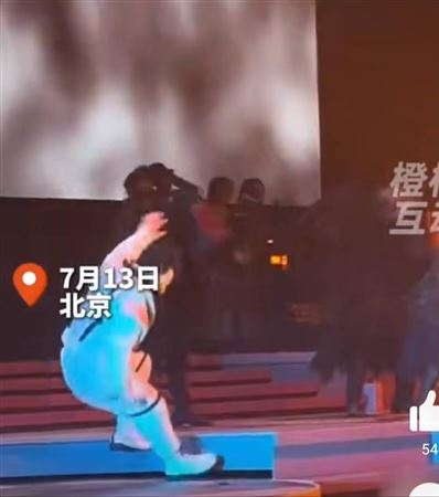 视频|砰！陈奕迅台上踩空重摔 秒起身表演画面曝光
