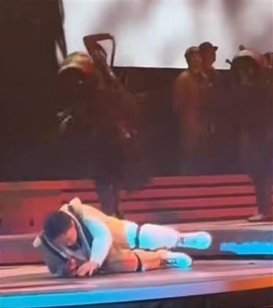 视频|砰！陈奕迅台上踩空重摔 秒起身表演画面曝光