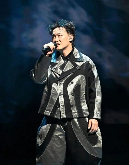 视频|砰！陈奕迅台上踩空重摔 秒起身表演画面曝光