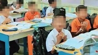视频 | 祝贺敦马百岁诞辰 学生课堂唱生日歌