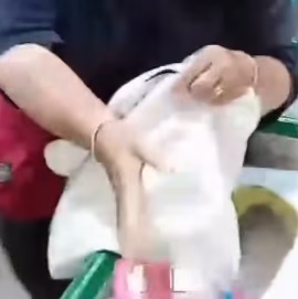 视频|穷还是有偷窃癖?女子戴金饰干案被抓掀议