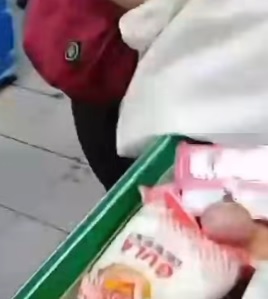 视频|穷还是有偷窃癖?女子戴金饰干案被抓掀议