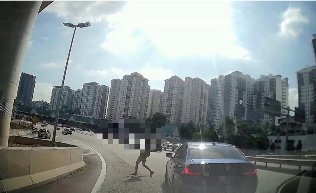 视频|老翁从容横跨高速路 网民惊呼:他是熟脸孔!