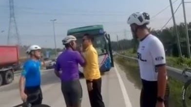 视频 | 脚车队疑越线占道引爆冲突  网民一面倒挺巴士阿叔