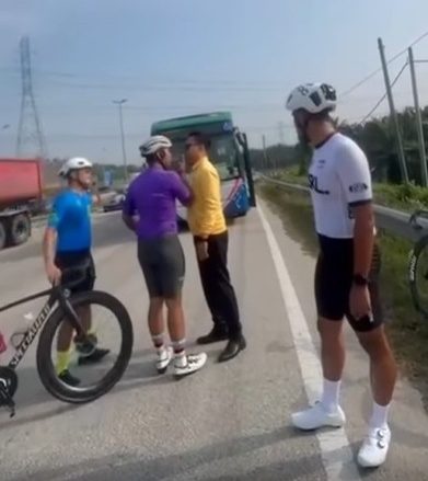 视频|脚车队疑越线占道引爆冲突 网民一面倒挺巴士阿叔